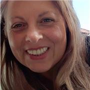 Empática, buena profesora, con organización para el alumno.